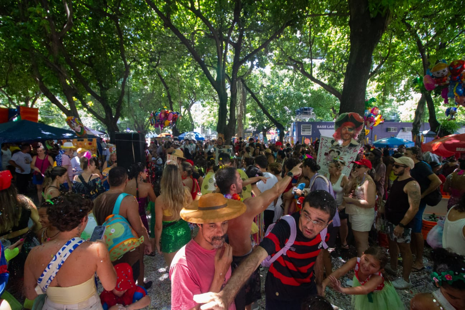 Famílias ocuparam a praça para acompanhar a programação do Largo do Machadinho - Érica Martin / Agência O Dia