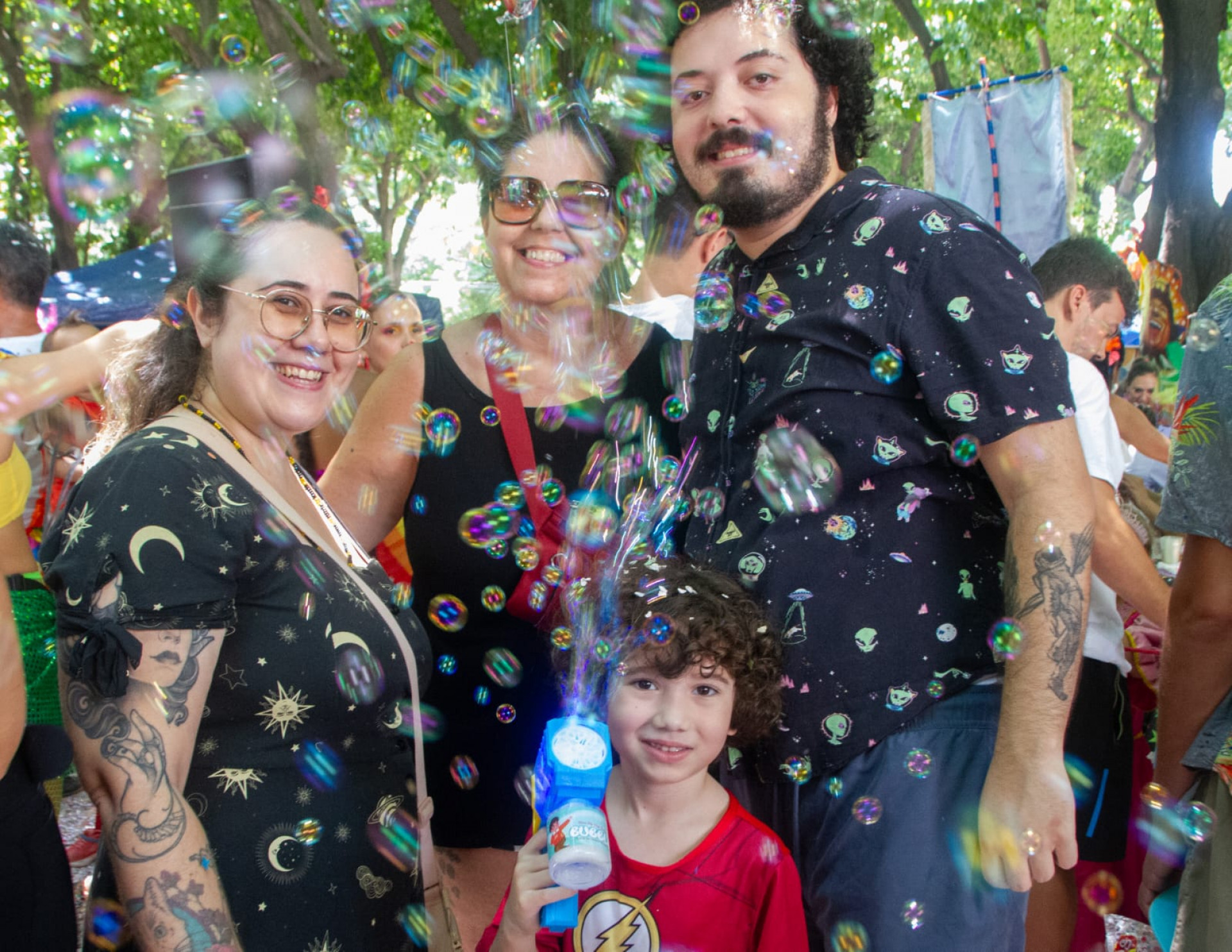 Fernanda, de óculos e cabelo preso, com a família no bloco - Érica Martin / Agência O Dia