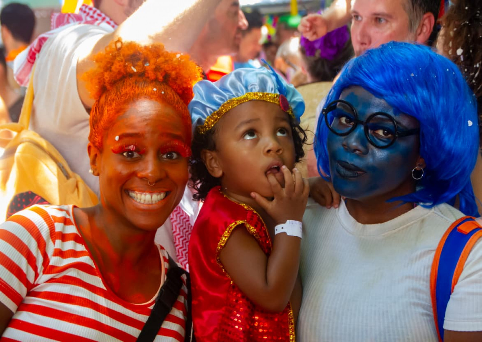 Fantasiadas, famílias posaram para fotos durante o bloco infantil - Érica Martin / Agência O Dia