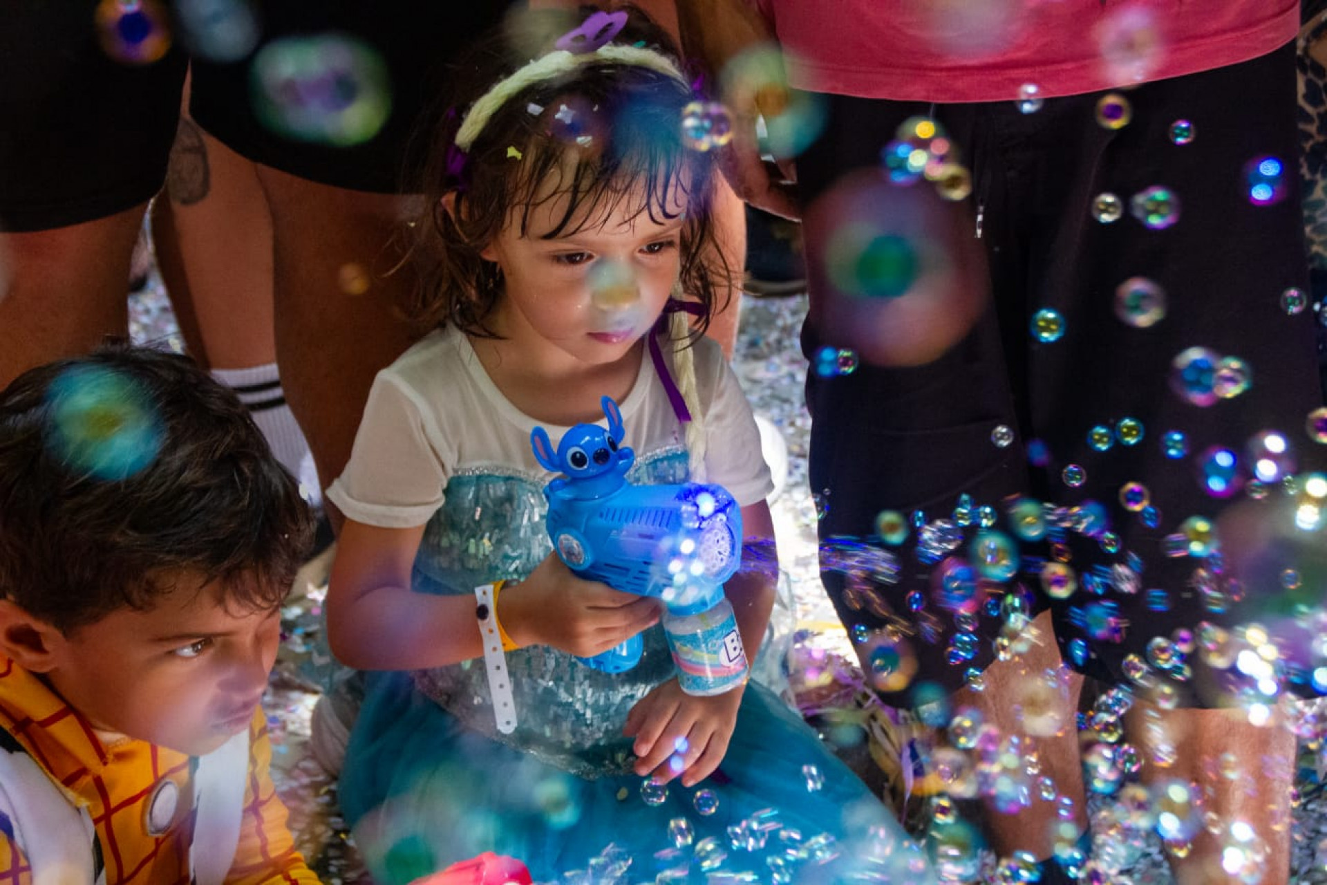 Bolhas de sabão fizeram parte da diversão das crianças durante o bloco - Érica Martin / Agência O Dia