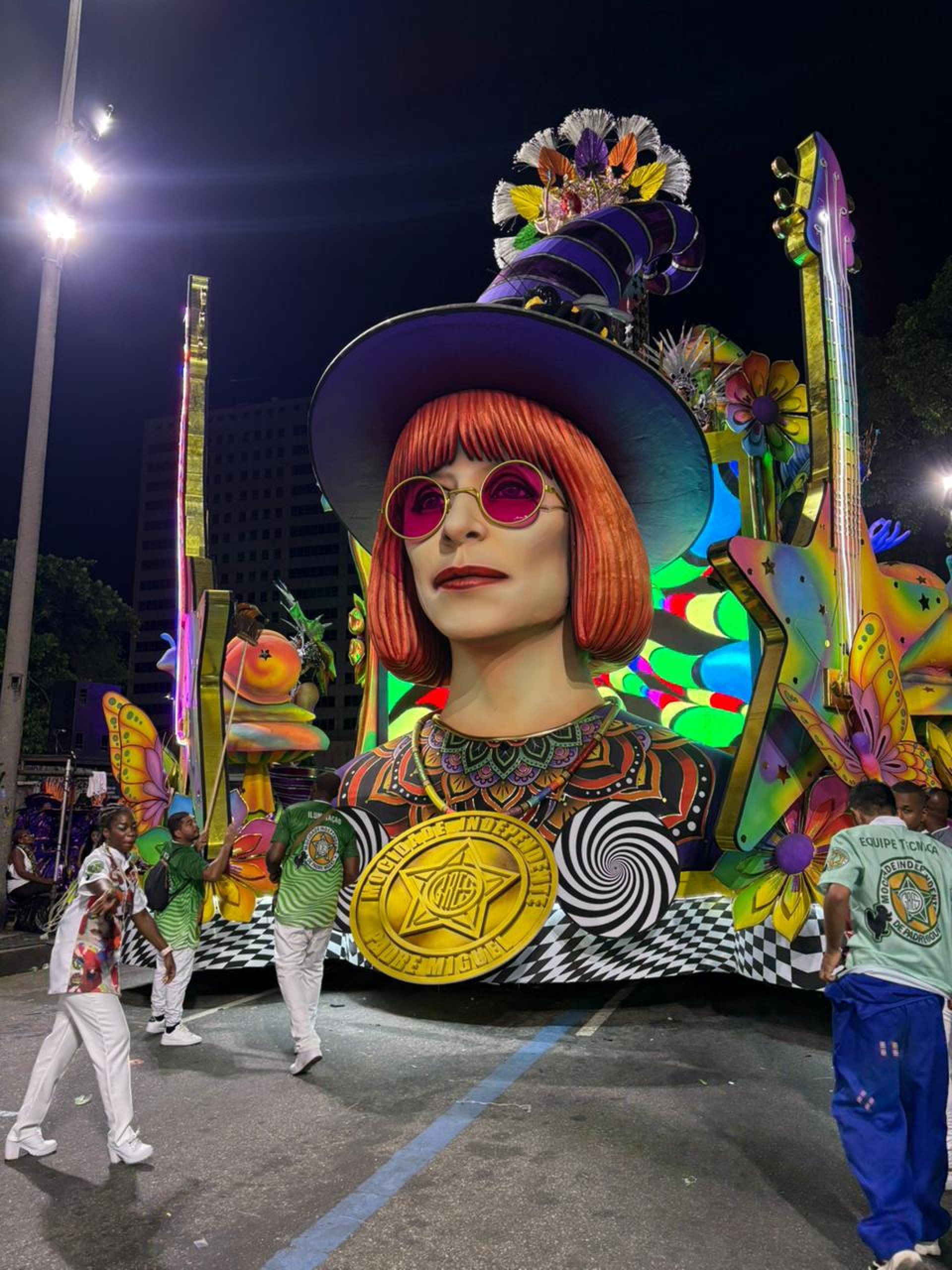 Começo de desfile foi impactante, destacando o lado irreverente e psicodélico da Rainha do Rock  - Manuella Viégas  