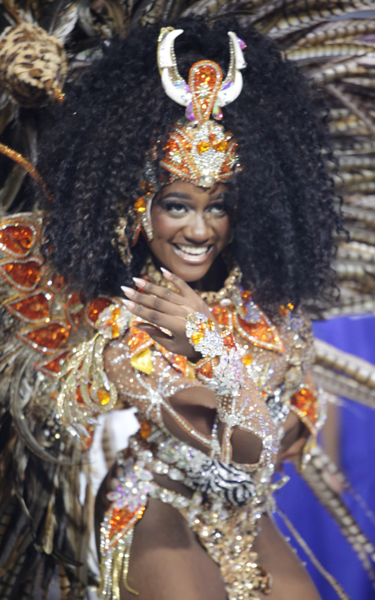 Rainha de bateria da Beija-Flor, Lorena Raissa usa fantasia inspirada na \'energia dos tambores\' no desfile 2026