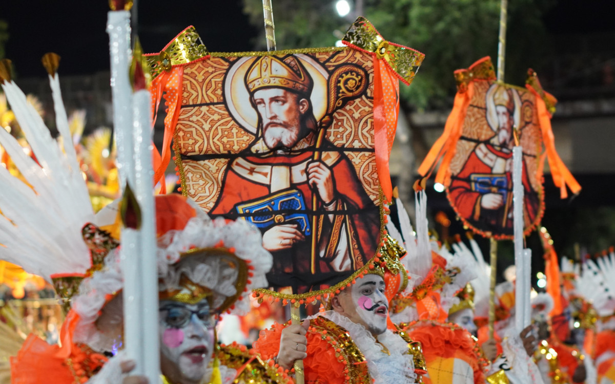 Beija-Flor apresentou desfile sobre maior candomblé de rua do mundo