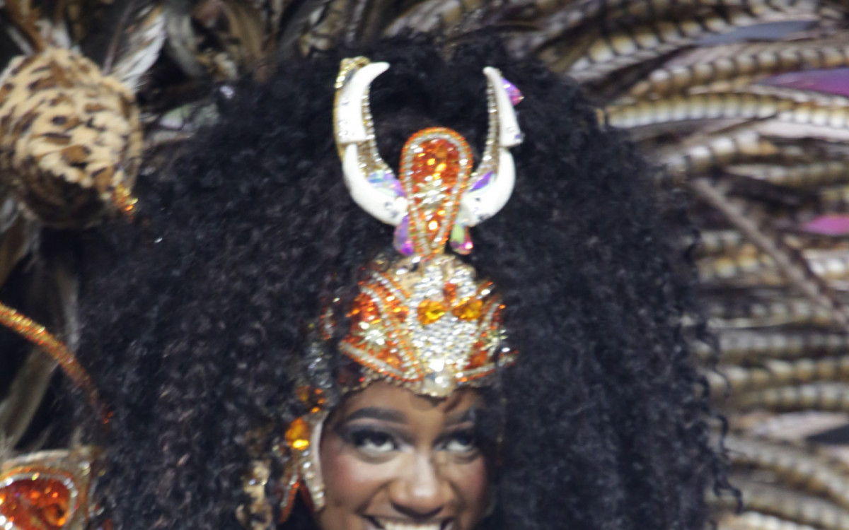 Rainha de bateria da Beija-Flor, Lorena Raissa usa fantasia inspirada na 'energia dos tambores' no desfile 2026