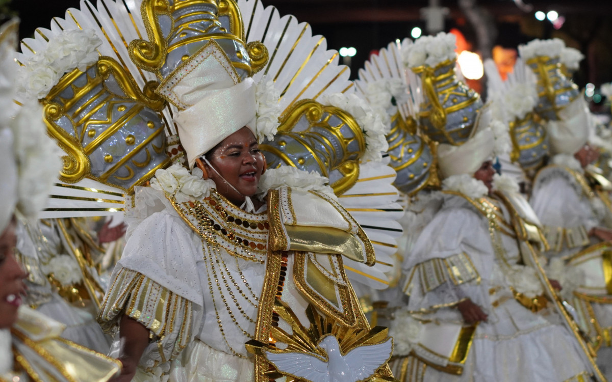 Nino do Milênio e Jéssica Martín estrearam como intérpretes, substituindo Neguinho da Beija-Flor.