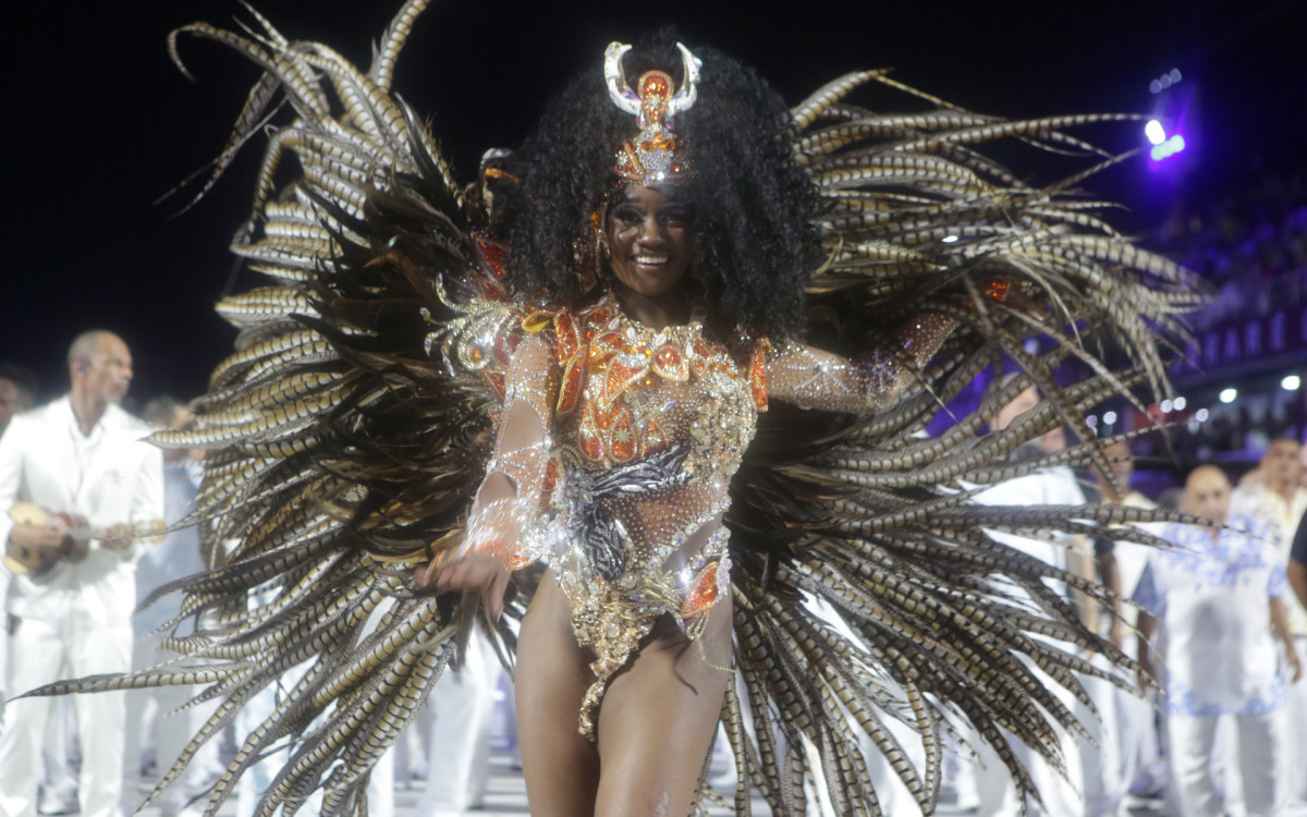 Rainha de bateria, Lorena Raissa brilha em desfile da Beija-Flor