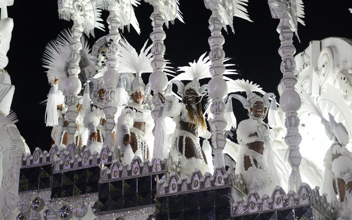 Tuiuti abriu o último dia de desfiles do Grupo Especial