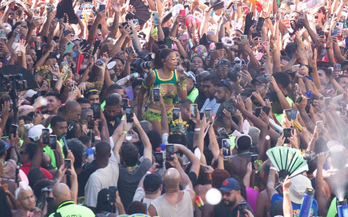 A cantora desceu do trio elétrico para cantar no meio da multidão - Érica Martin/Agência O Dia