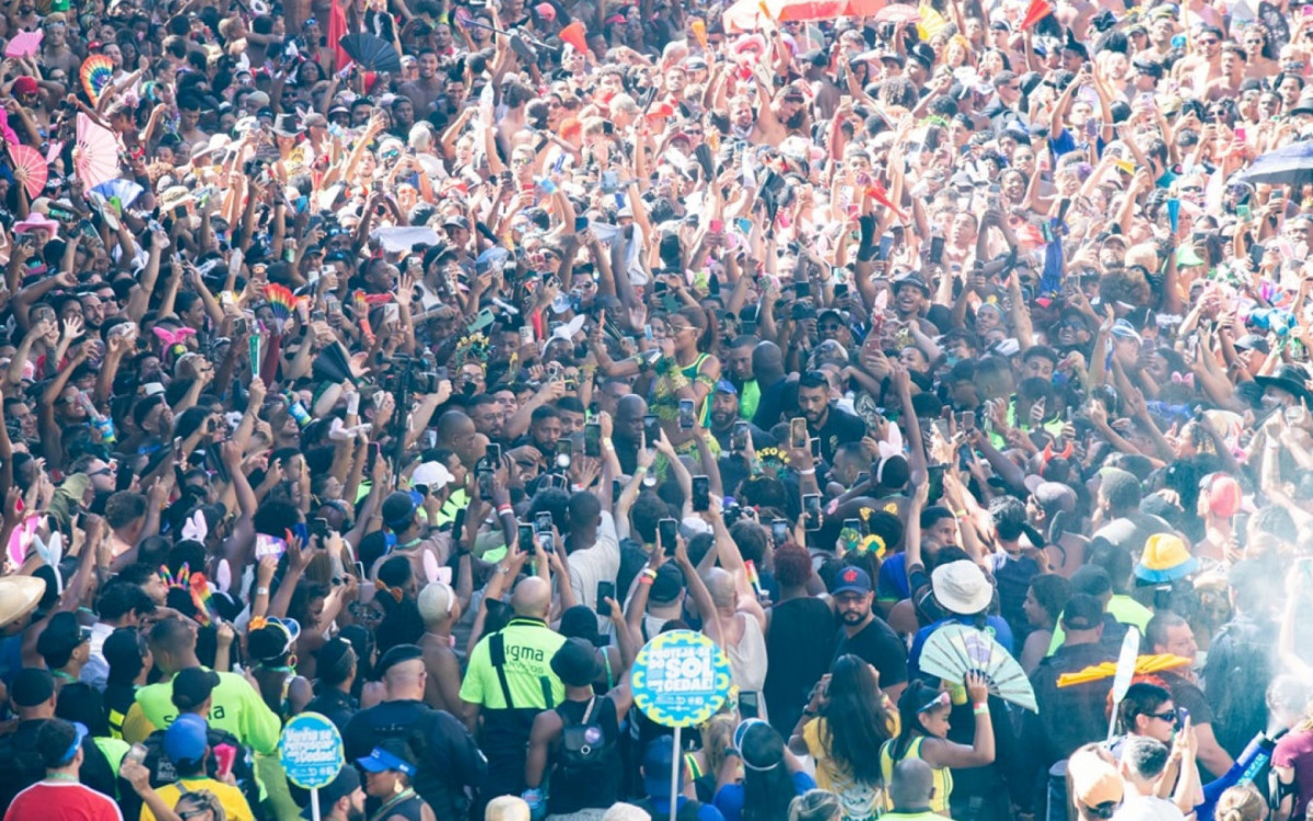 A cantora desceu do trio elétrico para cantar no meio da multidão