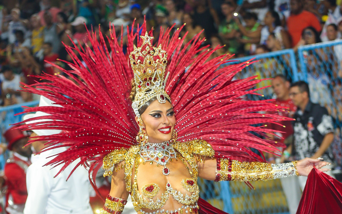 Juliana Paes durante o desfile da Viradouro, campe&atilde; do Carnaval 2026