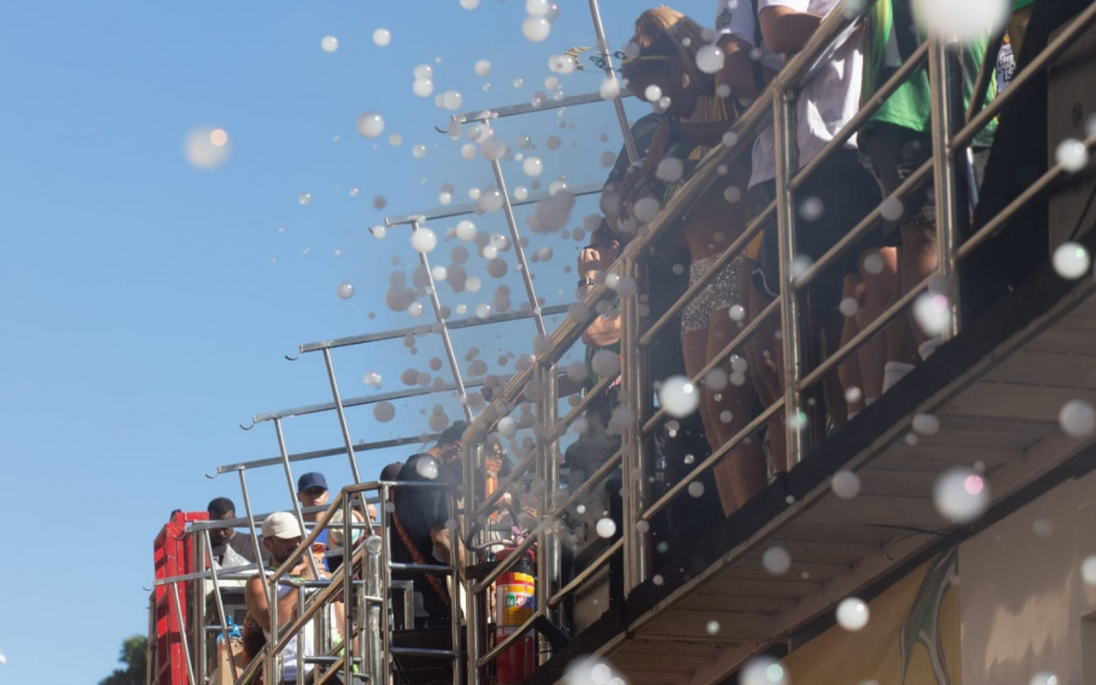 Trio elétrico da cantora soltou bolas de sabão durante o trajeto