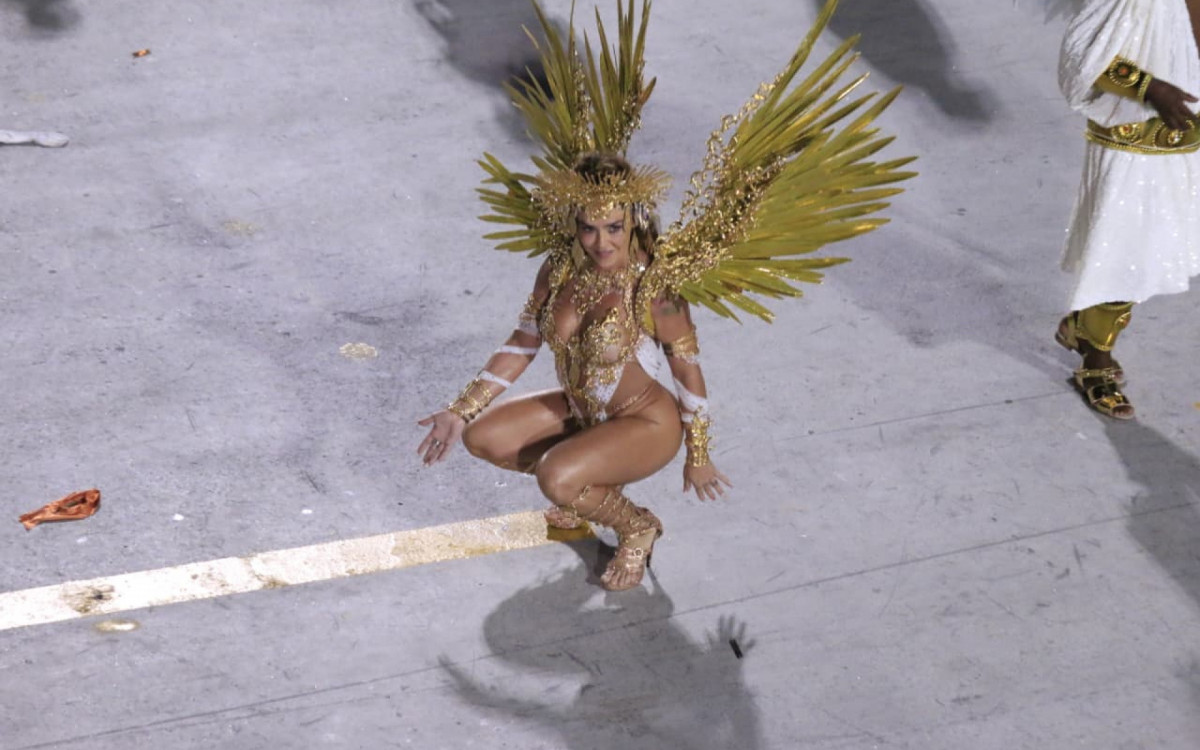 Rainha de bateria, Fabíola de Andrade desfila na Mocidade