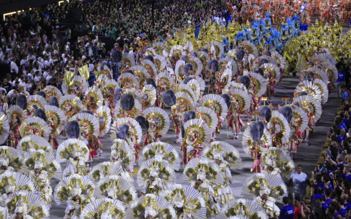 Beija-Flor apresentou desfile sobre maior candomblé de rua do mundo