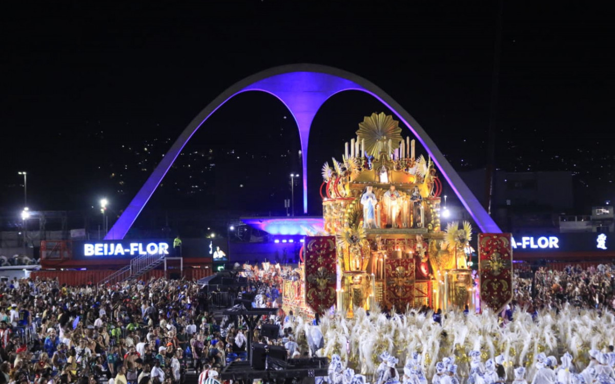 Beija-Flor apresentou desfile sobre maior candomblé de rua do mundo