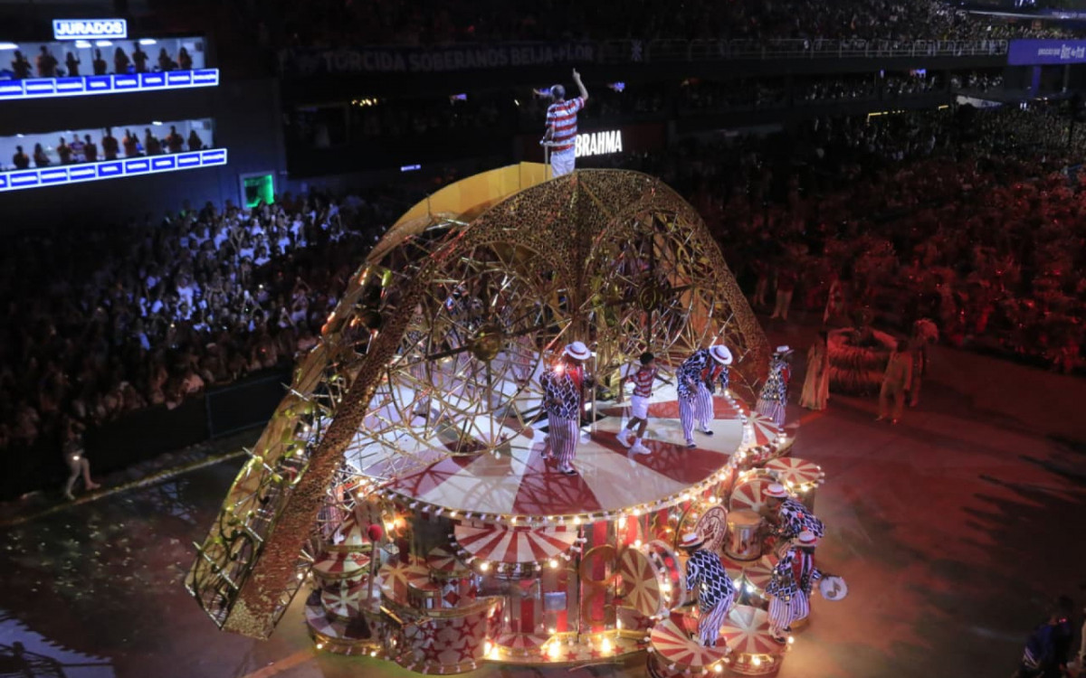 Viradouro fez o terceiro desfile do segundo dia do Grupo Especial