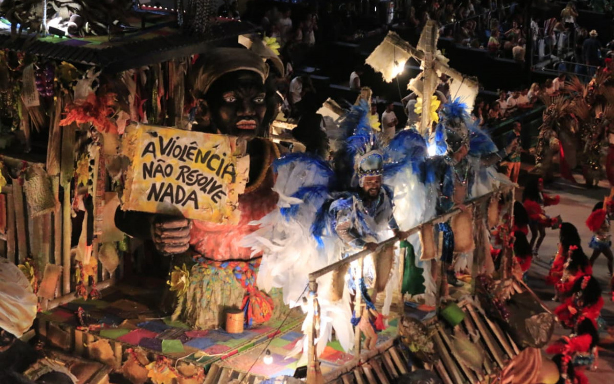 Unidos da Tijuca homenageou Carolina de Jesus na Sapucaí
