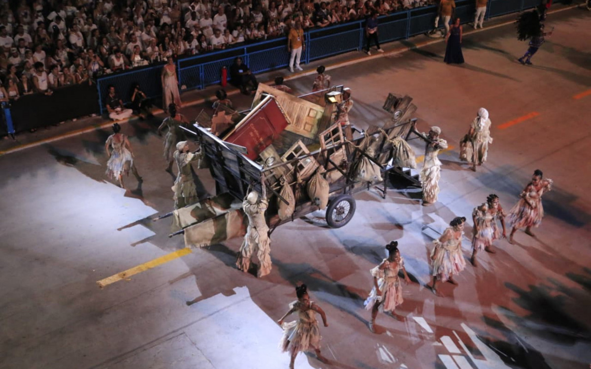 Unidos da Tijuca homenageou Carolina de Jesus na Sapucaí
