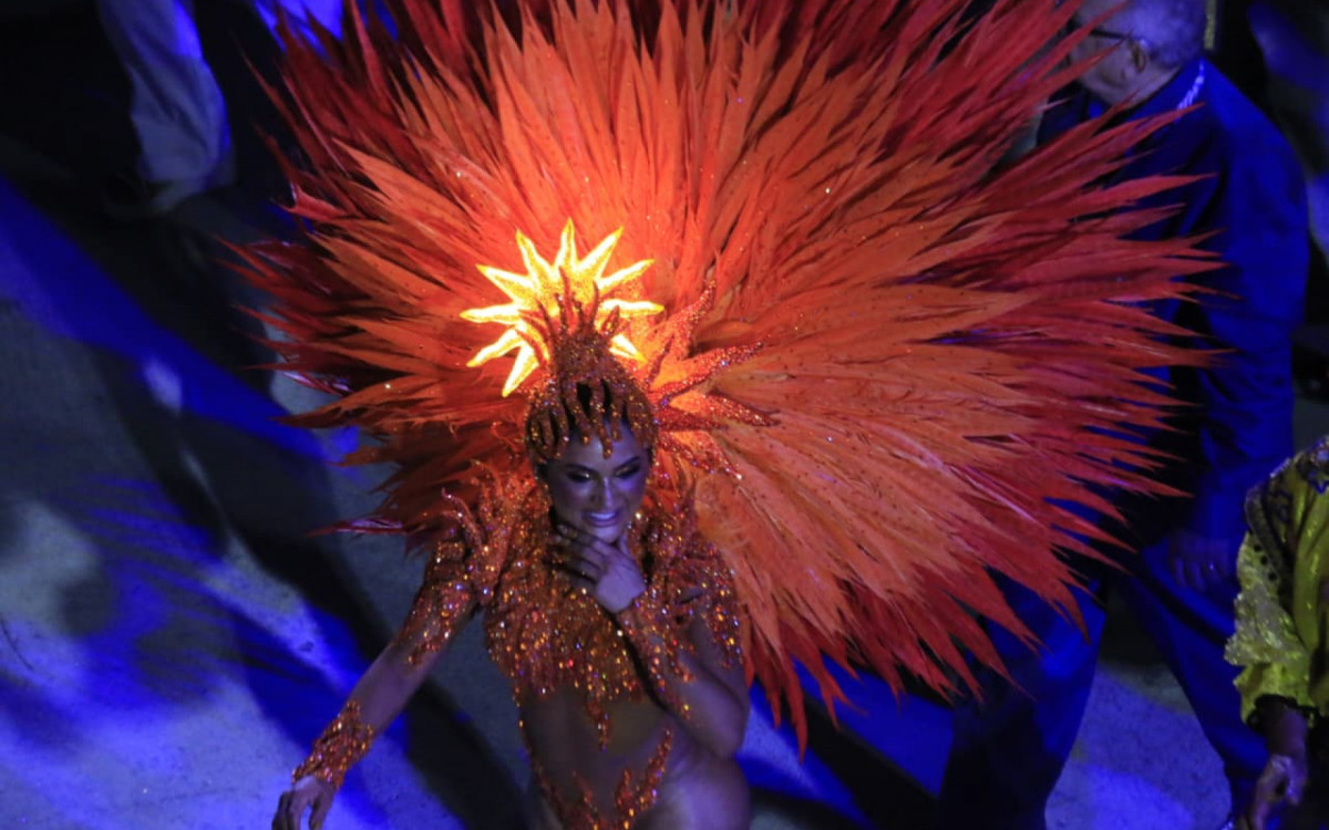 Unidos da Tijuca homenageou Carolina de Jesus na Sapucaí
