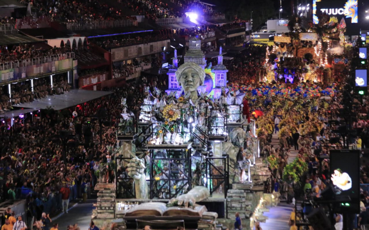 Unidos da Tijuca homenageou Carolina de Jesus na Sapucaí
