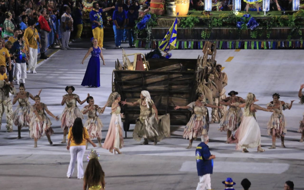 Unidos da Tijuca homenageou Carolina de Jesus na Sapucaí
