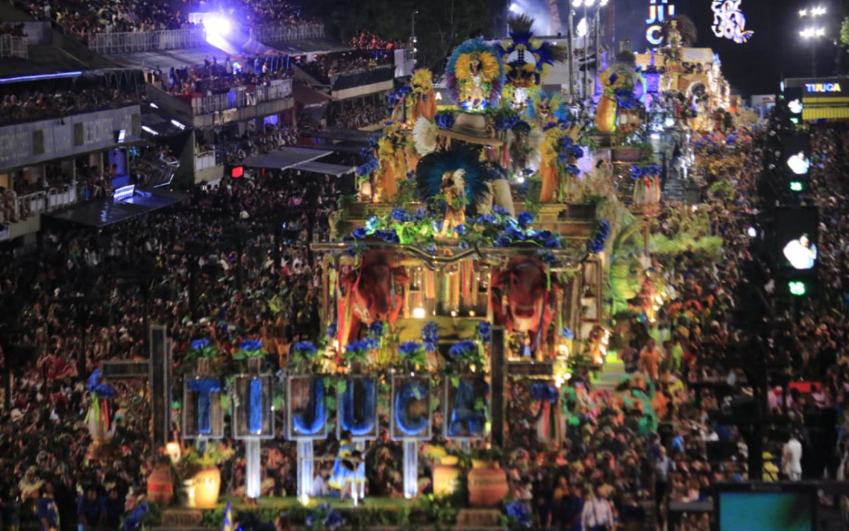 Unidos da Tijuca homenageou Carolina de Jesus na Sapucaí

