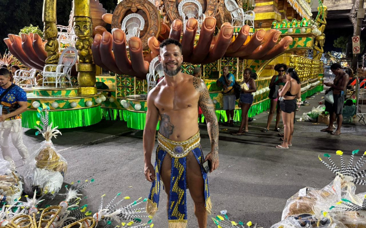 Ex-BBB Juninho desfila pela primeira vez na Sapucaí 