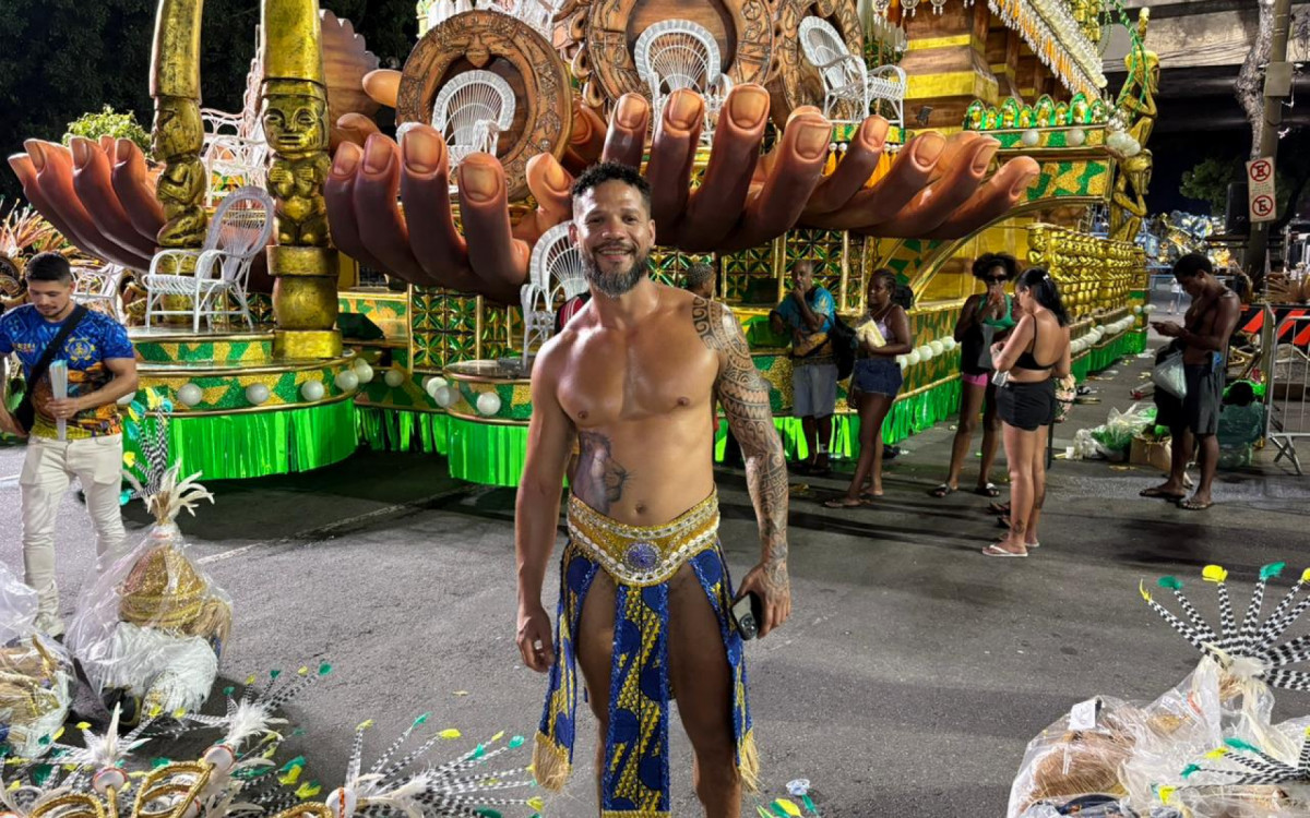 Ex-BBB Juninho desfila pela primeira vez na Sapucaí 