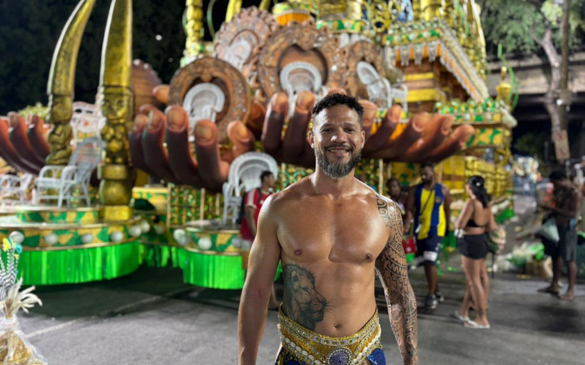 Ex-BBB Juninho desfila pela primeira vez na Sapucaí 