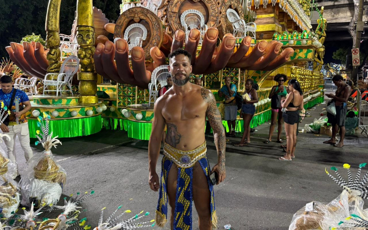 Ex-BBB Juninho desfila pela primeira vez na Sapucaí 