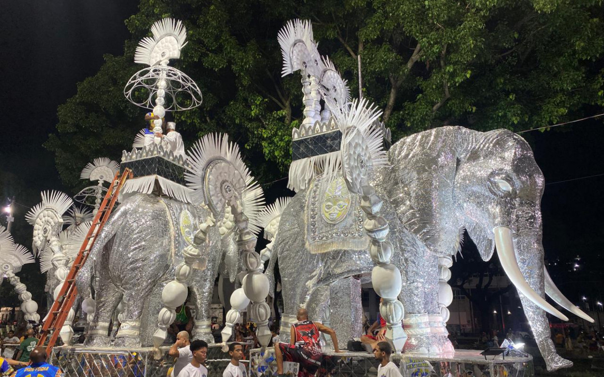 Carro abre-alas da Paraíso do Tuiuti