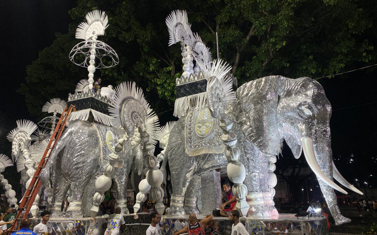 Carro abre-alas da Paraíso do Tuiuti