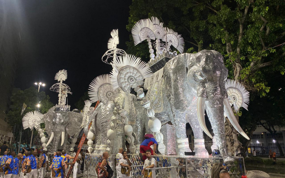 Carro abre-alas da Paraíso do Tuiuti