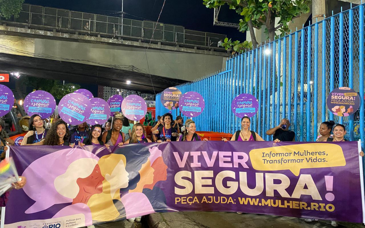 Mulheres desfilam na Sapucaí e pedem pelo fim do feminicídio
 - Foto: Thalita Queiroz / Agência O Dia