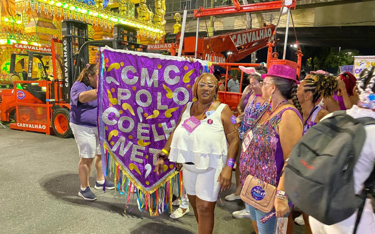 Mulheres desfilam na Sapucaí e pedem pelo fim do feminicídio
 - Foto: Thalita Queiroz / Agência O Dia