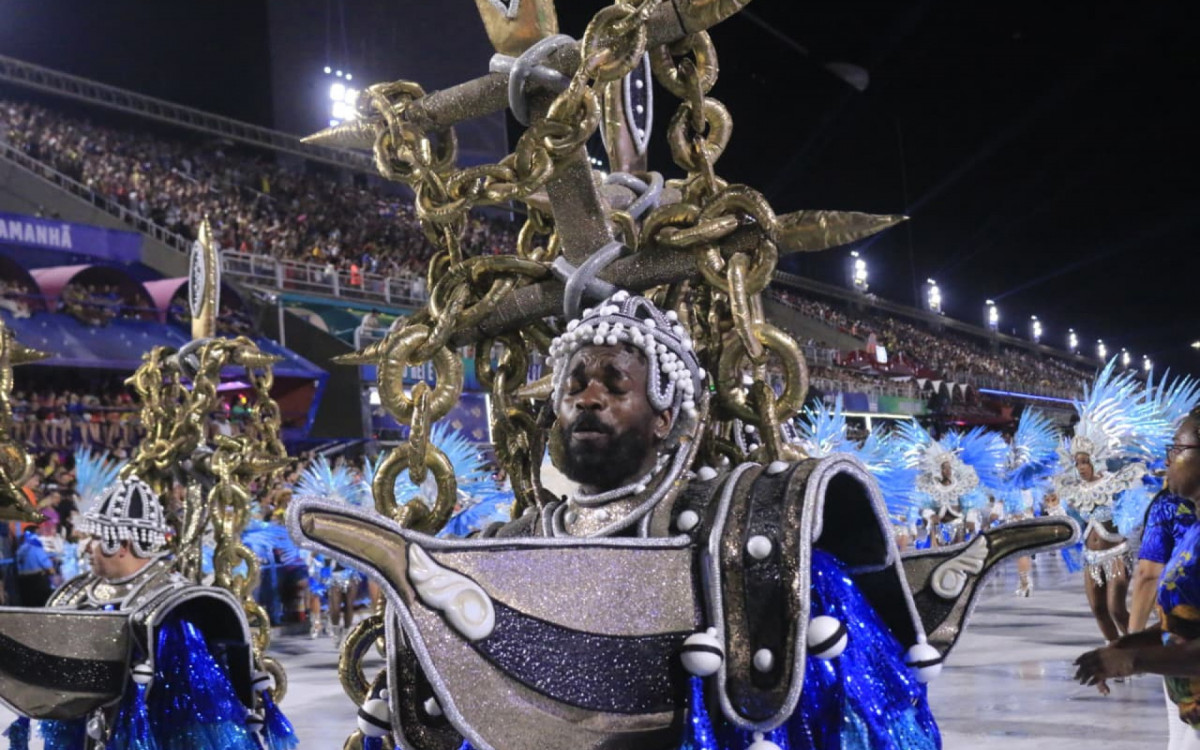 Tuiuti abriu o último dia de desfiles do Grupo Especial