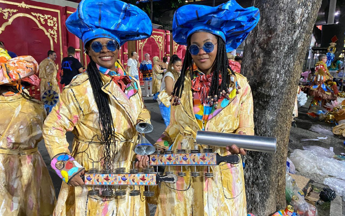 Ritmista Elaine Silveira, de 38 anos (esquerda), e Samara Horta, de 19 anos (direita) - Foto: Thalita Queiroz / Agência O Dia