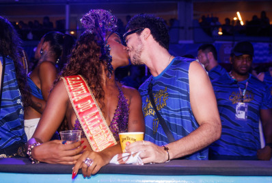 Iza troca beijos com João Vitor Silva na Sapucaí