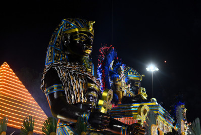 Samba-enredo e bateria se destacam em desfile com problemas alegóricos do Tuiuti