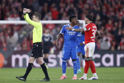 Torcedores do Benfica são flagrados imitando macaco para Vini Jr