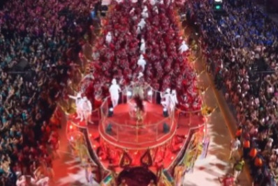 Vídeo: carro alegórico com a bateria da Viradouro sacode a Sapucaí