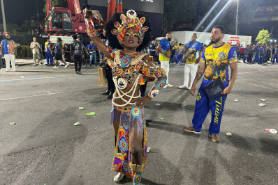 'Me sinto livre', revela Claudia Santos, destaque da Tuiuti, ao homenagear líder negra na Sapucaí