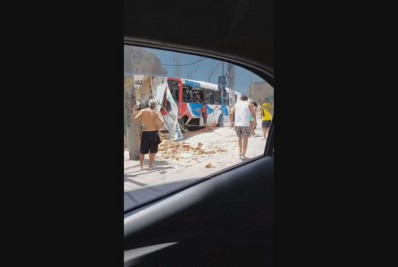 Ônibus atinge BRT em Madureira e deixa feridos
