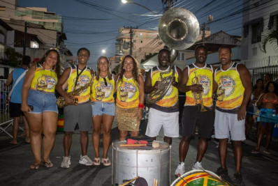 Desfile do Parókia reúne foliões em Cabo Frio e celebra memória de Seu Carlos da Tuba