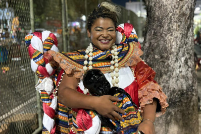 Ambulante que viralizou nas redes desfila pela Unidos da Tijuca: ‘Sou apaixonada por Carolina de Jesus’