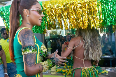 ‘Energia lá em cima’: Ludmilla bota multidão para pular em megabloco no Centro