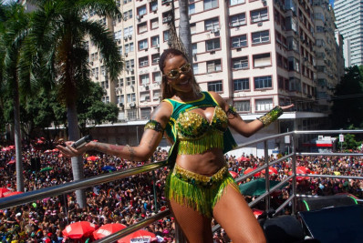 ‘Energia lá em cima’: Ludmilla bota multidão para pular em megabloco no Centro