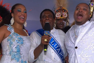 Neguinho da Beija-Flor canta samba-enredo ao lado dos novos intérpretes