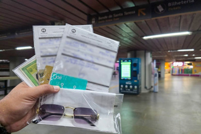 Celular, cartão, documentos... saiba como recuperar objetos perdidos no metrô durante o Carnaval