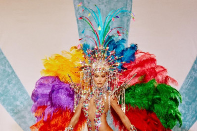 Sabrina Sato exibe look deslumbrante para desfile da Vila Isabel