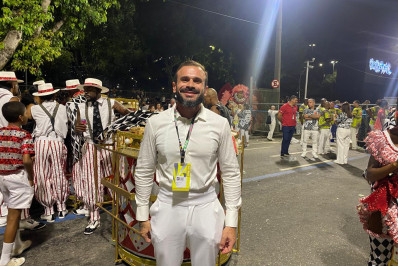 Com bateria em cima de carro, Marcelinho Calil reconhece homenagens a Mestre Ciça